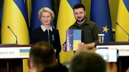 Der ukrainische Präsident Selenskyj erhielt in Kiew von EU-Kommissionschefin von der Leyen einen Fragebogen zum Beitritt. 