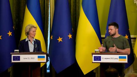 Ursula von der Leyen, EU-Kommissionspräsidentin, auf einer gemeinsamen Pressekonferenz mit Wolodymyr Selenskyj, Präsident der Ukraine.