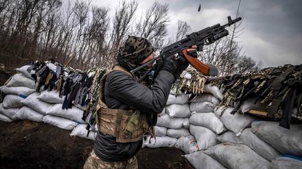 Ein ukrainischer Soldat schießt auf eine russische Drohne: Um die Moral an der Frontlinie soll es nicht gut bestellt sein.