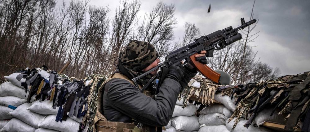 Ein ukrainischer Soldat schießt auf eine russische Drohne: Um die Moral an der Frontlinie soll es nicht gut bestellt sein.