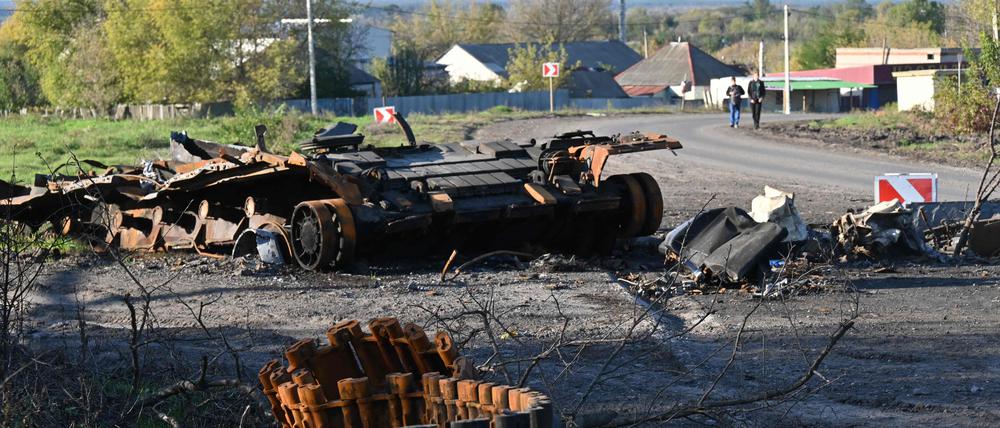 Diese Aufnahme vom 7. Oktober 2022 zeigt einen zerstörten russischen Panzer auf einer Straße in der Nähe von Izyum in der Ostukraine. 