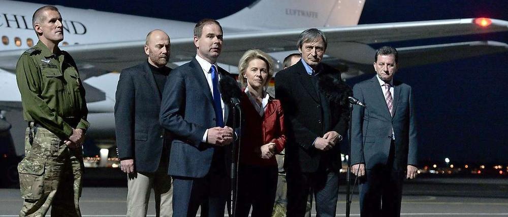 Die Geiseln nach der Landung in Deutschland mit Verteidigungsministerin Ursula von der Leyen.