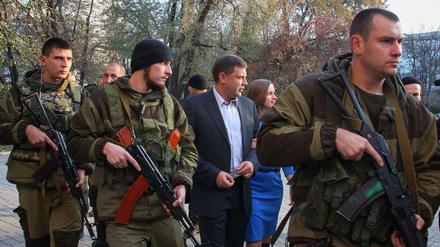 Alexander Zakharchenko, aktuelle Ministerpräsident der selbsternannte Volksrepublik Donezk, bewegte sich am Sonntag nur umringt von Sicherheitspersonal.