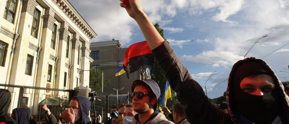 Nachdem am Samstag von pro-russischen Separatisten ein Militärflugzeug der Ukraine abgeschossen wurde, protestierten wütende Ukrainer in Kiew gegen Putin.