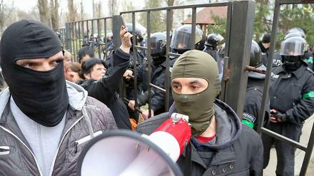 Pro-russische Demonstranten in Charkiw. In mehreren großen Städten der Ost-Ukraine haben Demonstranten Regierungsgebäude besetzt. Die ukrainische Regierung in Kiew drohte ihnen am Mittwoch mit Gewalt. 