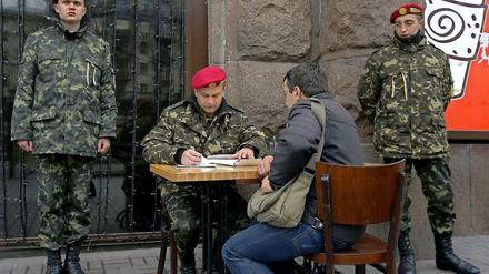 Angst vor Russland. In Kiew rekrutieren Soldaten der ukrainischen Armee Freiwillige.