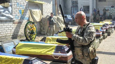 Letzter Gruß. Kämpfer des Bataillons Aydar zollen gefallenen Kameraden bei einer Zeremonie in Starobelsk in der Nähe von Lugansk Respekt. 