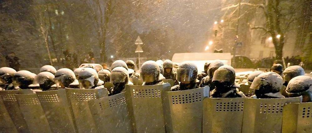 Die Polizei drängt die Demonstranten in Kiew zurück.