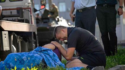 Ein Mann trauert um einen ukrainischen Polizisten, der bei einem Angriff von Separatisten auf eine Polizeistation in Donezk getötet wurde.