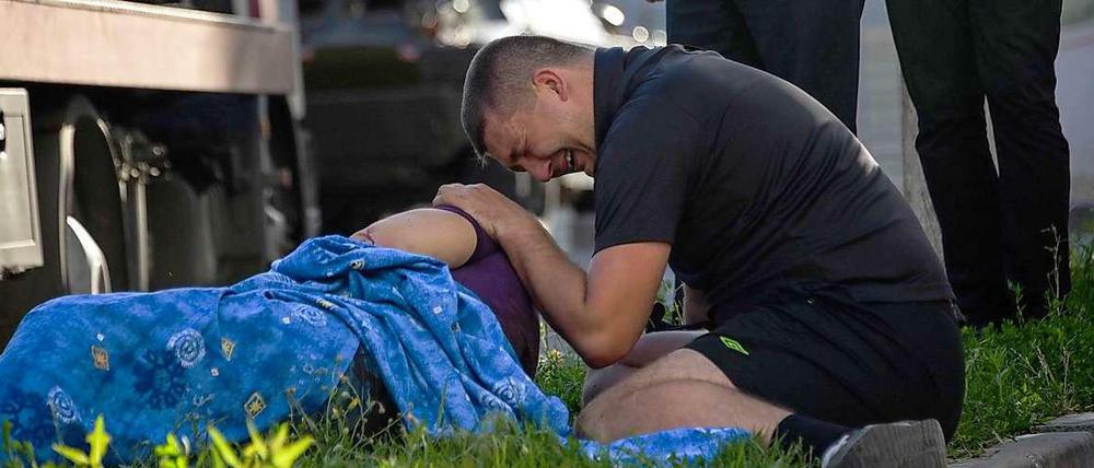 Ein Mann trauert um einen ukrainischen Polizisten, der bei einem Angriff von Separatisten auf eine Polizeistation in Donezk getötet wurde.
