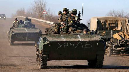 Der Abzug schwerer Waffen im Osten der Ukraine verzögert sich weiter.