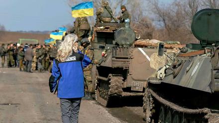 Die OSZE ist nicht mehr allein - der Westen schickt jetzt auch Militärberater in die Ukraine.