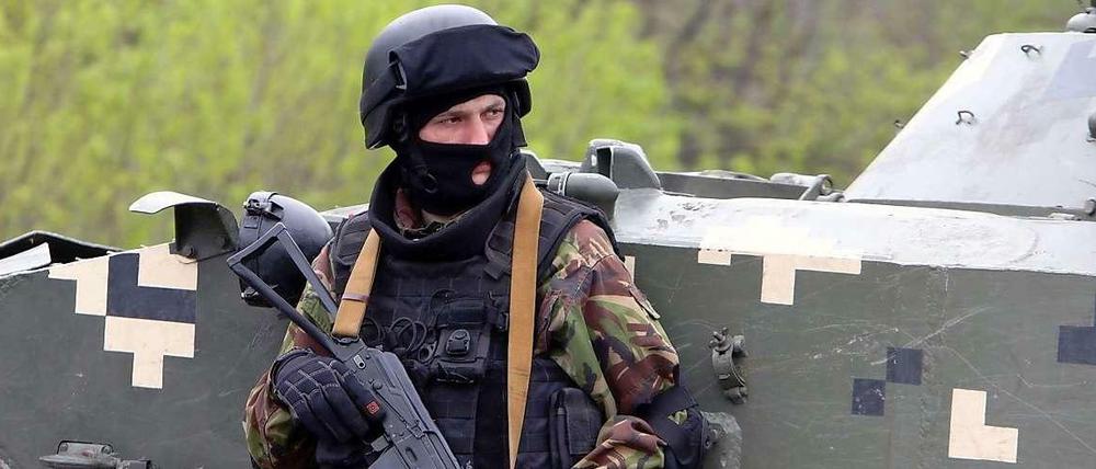 Ein Soldat an einem Checkpoint bei der ostukrainischen Stadt Slowjansk.