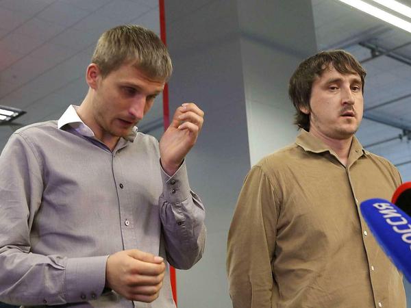 Die beiden russischen Journalisten Oleg Sidjakin und Marat Sajtschenko nach ihrer Freilassung. Sie waren tagelang von den ukrainischen Behörden festgehalten worden und durften am Sonntag ausreisen. 