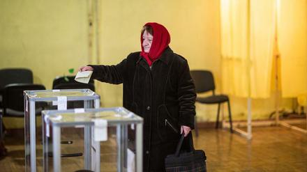 Eine Frau in Simferopol in der Ukraine gibt ihre Stimme zum Krim-Referendum ab.