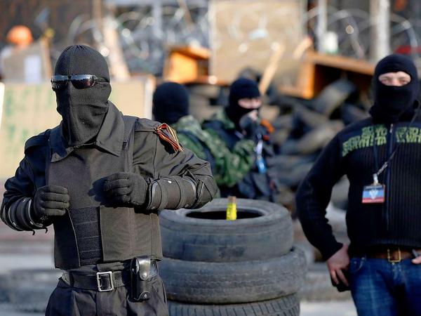 Pro-russische Milizen in der Stadt Donezk im Osten der Ukraine.