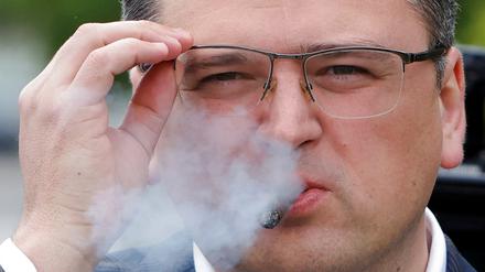 Zeit für eine schnelle Zigarre zwischen vielen Terminen in Berlin: Der ukrainische Außenminister Dmytro Kuleba.