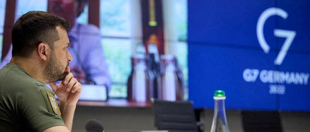 Der ukrainische Präsident Wolodymyr Selenskyj während der Videokonferenz mit den Teilnehmern des G7-Gipfels in Elmau am Montag. 