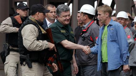 Der ukrainische Präsident Poroschenko besuchte am Montag überraschend Fabrikarbeiter in der umkämpften Hafenstadt Mariupol.