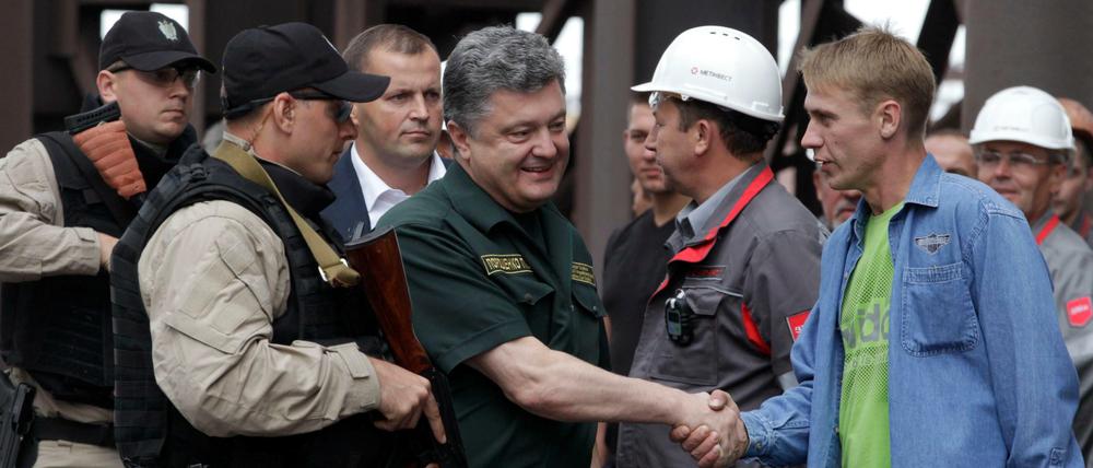 Der ukrainische Präsident Poroschenko besuchte am Montag überraschend Fabrikarbeiter in der umkämpften Hafenstadt Mariupol.