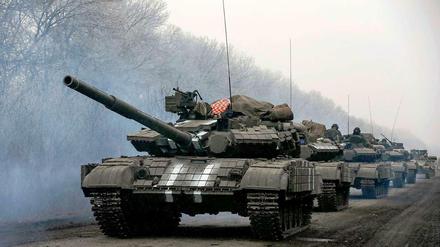 Panzer der ukrainischen Armee in der Nähe von Debaltseve. Hier toben vor Stunden der Waffenruhe erbitterte Gefechte.