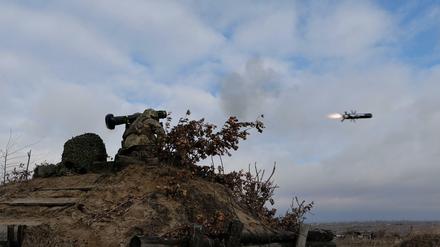 Ein ukrainischer Soldat schießt bei einer Übung eine Panzerabwehrrakete ab (Symbolbild).