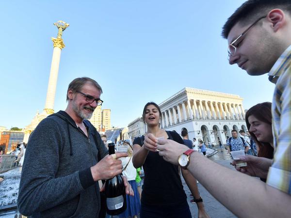 Ukrainische Journalisten wollten auf dem Kiewer Unabhängigkeits-Platz um Babtschenko trauern. Stattdessen feierten sie den lebendigen Kollegen. seine Auferstehung.