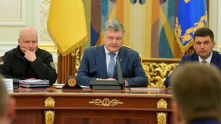 Der ukrainische Präsident Petro Poroschenko (Mitte)