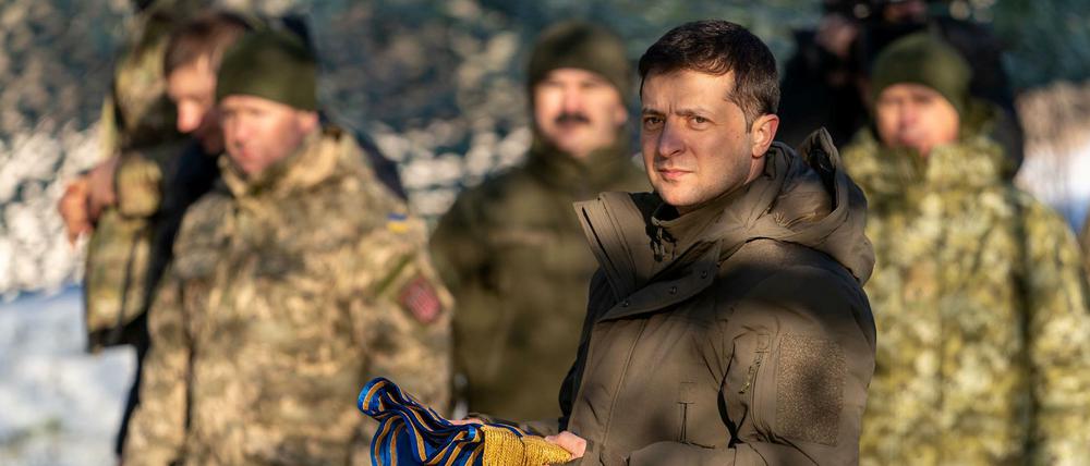 Der ukrainische Präsident Wolodymyr Selenskyj bei einem Truppenbesuch in der Region Donezk.