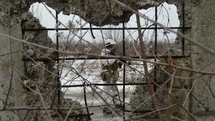 Ein ukrainischer Soldat in der Nähe der Kontaktlinie in der Region Donezk. 