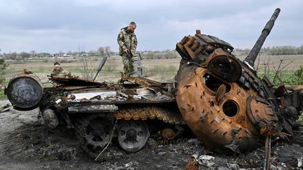 Ein ukrainischer Soldat auf einem zerstörten russischen Panzer nahe Kiew (am 16. April 2022)