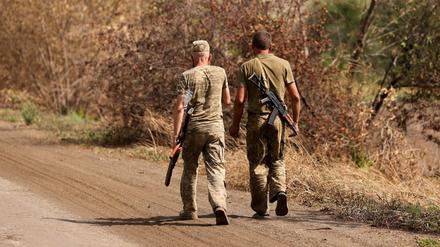 Zwei ukrainische Soldaten im Donbass. Russland hat von dort Truppen in den Süden verlegt.