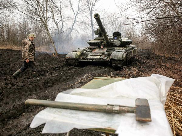 Soll der Westen die Ukraine durch die Lieferung defensiver Waffen stärken? Grünen-Chef Robert Habeck ist dafür. Im Bild ukrainisches Militär mit einem Panzer nahe der Front zu den Separatisten.