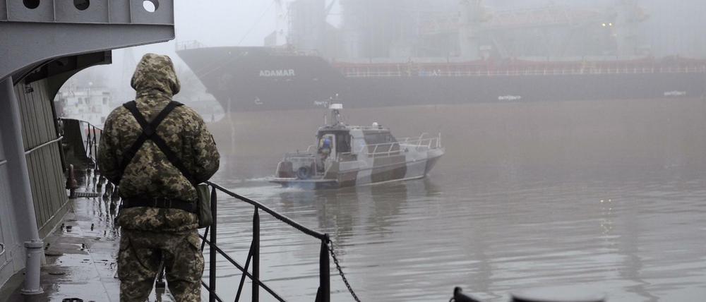 Ein ukrainischer Soldat steht im Hafen von Mariupol.
