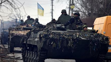 Ukrainische Soldaten fahren Anfang April durch Butscha.