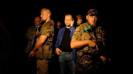 Der selbsternannte Premierminister der von Separatisten ausgerufenen Volksrepublik Donetsk, Borodai (mitte), steht inmitten seiner Kämpfer.