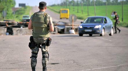 Ukrainischer Soldat an einem Checkpoint nahe Charkiw