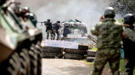 Bei der Stadt Slowjansk hat die ukrainische Armee Barrikaden prorussischer Aktivisten angegriffen.