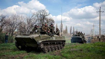 Angesichts des massiven prorussischen Widerstandes hat eine ukrainische Militärkolonne im Osten des Landes am Mittwoch die Waffen gestreckt.