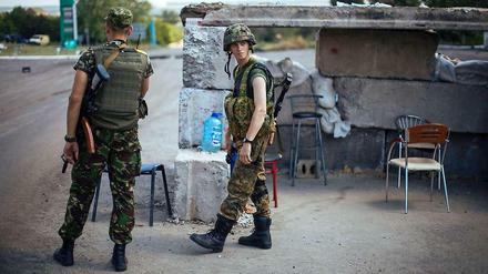 Zwei ukrainische Soldaten an einem Checkpoint im Osten des Landes