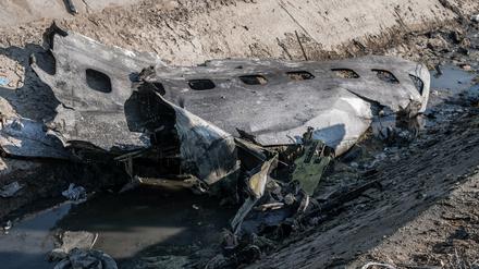 Ein Stück Flugzeugrumpf am Tatort, wo ein ukrainisches Flugzeug mit 176 Menschen am Mittwoch kurz nach dem Start vom Flughafen Teheran abstürzte.