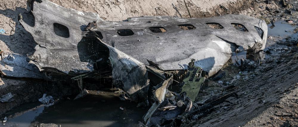 Ein Stück Flugzeugrumpf am Tatort, wo ein ukrainisches Flugzeug mit 176 Menschen am Mittwoch kurz nach dem Start vom Flughafen Teheran abstürzte.