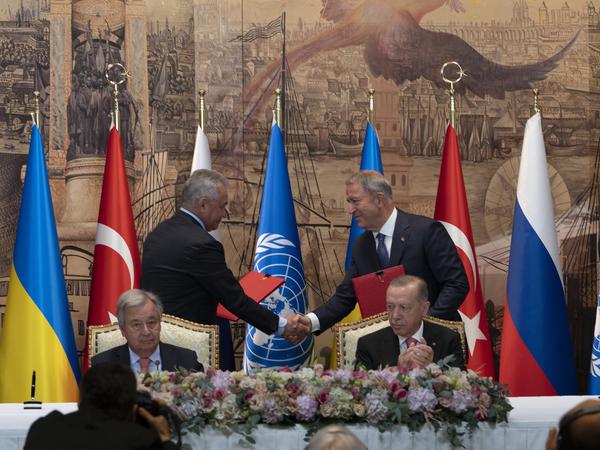 W lipcu zeszłego roku Erdogan doprowadził do podpisania pierwszej umowy zbożowej z sekretarzem generalnym ONZ Guterresem.