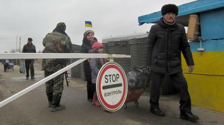 Ukrainer überqueren einen Kontrollpunkt zwischen Regierungs- und Rebellengebiet im Donbass.