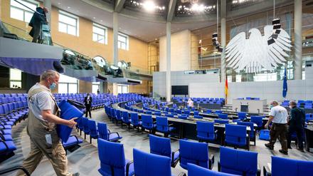 Im Bundestag wird für die konstituierende Sitzung mit nun 736 Abgeordneten umgebaut. 