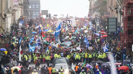 Demonstranten nehmen an einem von der „COP26 Coalition“ organisierten Protestmarsch in Glasgow teil und fordern globale Klimagerechtigkeit.
