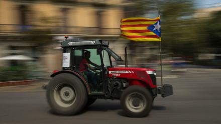 Motorisierte Meinungsäußerung. Ein Mann fährt in Barcelona mit der katalonischen Fahne an seinem Traktor. 
