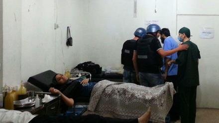 Mühsame Spurensuche. UN-Waffeninspekteure besuchten am Montag ein Krankenhaus, in dem Opfer der vermuteten Giftgasattacke vom vergangenen Mittwoch in einem Vorort von Damaskus behandelt werden. 