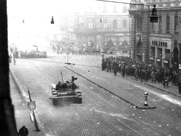 Bürger gegen Panzer in der ungarischen Hauptstadt im Herbst 1956.