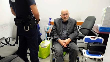 Der deutsche Rechtsextremist Horst Mahler wird am Dienstag am Internationalen Flughafen Budapest an deutsche Polizisten überführt.